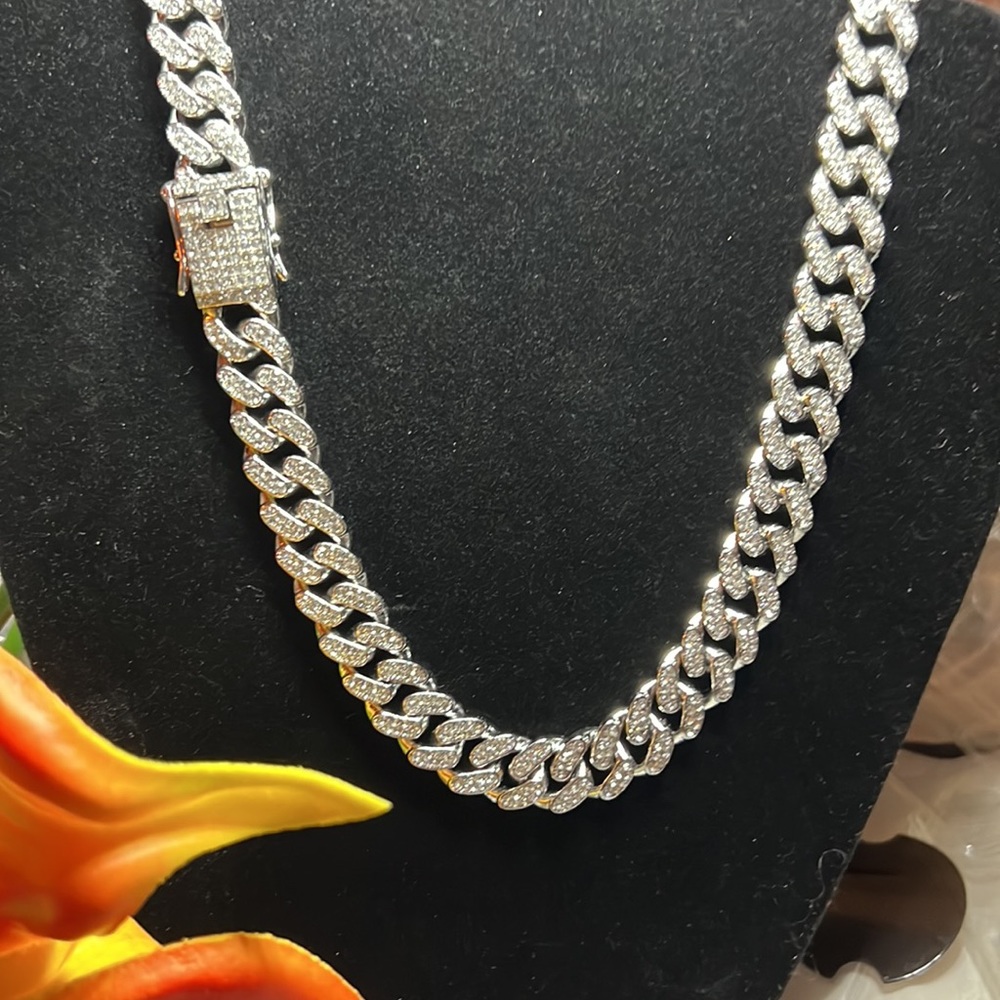 NEW CUBAN LINK CHAIN 18 inch FILLED WITH BEAUTIFUL SHINY STONES.